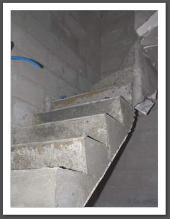 habillage escalier,rénover son escalier ,recouvrir un escalier beton avec un placages habillage escalier beton, recouvrir par collage un escalier béton brut de décoffrage avec les placages, MONOLITH inusable en 22 mm, aspect : béton ciré , pierre noire cirée, ou couleur , envoyez le plan de chaque marches et contremarches, nous vous les découpons sur mesure en une semaine, pour un devis : monolith@orange.fr placage escalier beton,renover son escalier par recouvrement, www.marche-en-resine.com